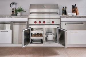 Parrilla de gas para exteriores de 36" Wolf (OG36) que muestra su capacidad para proporcionar cocina gourmet de estilo chef en cualquier espacio de comedor al aire libre de lujo.
