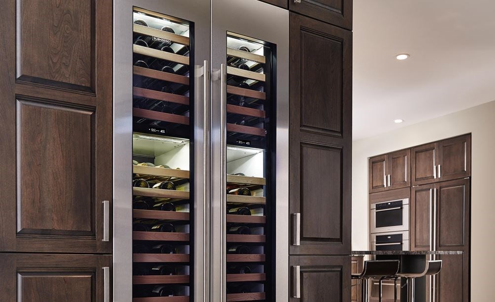 Conservador de vino Designer de 18” Sub-Zero compatible con paneles (IW-18) combinado con refrigerador congelador de 36" Classic Side by Side (BI-36S/O)
