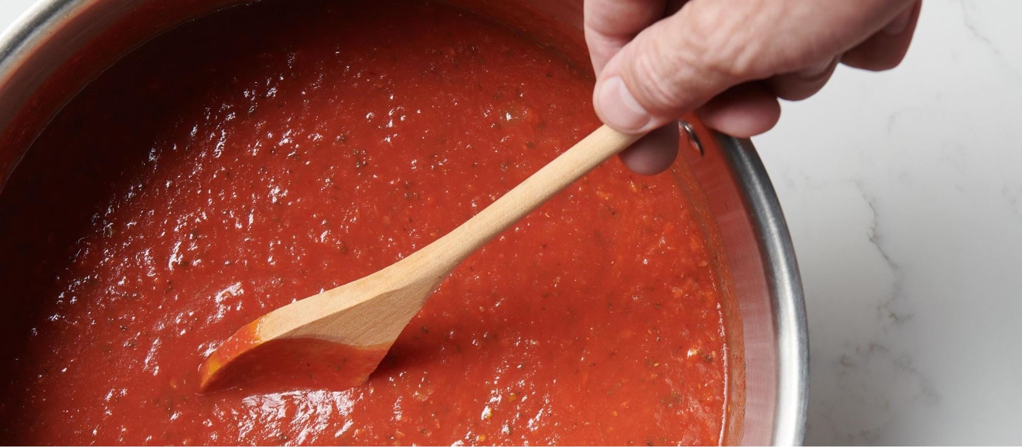 Fácil y deliciosa receta de salsa pomodoro con la configuración del modo Simmer (hervor) de su horno Wolf