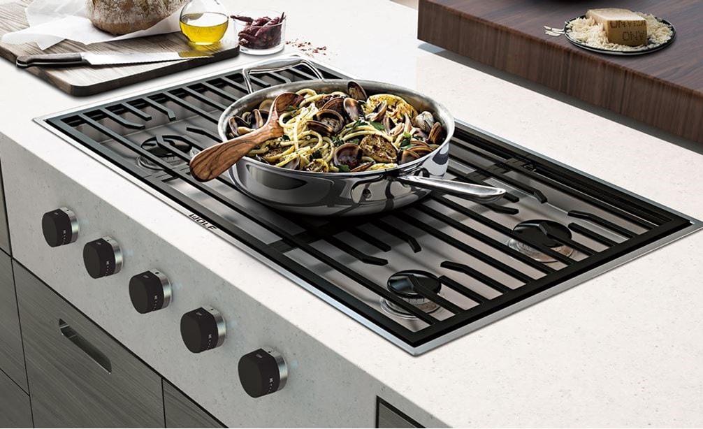 La placa de cocción de gas contemporánea de 36" Wolf de 5 quemadores (CG365C/S) se combina a la perfección con vistas panorámicas y un diseño de cocina estilizado