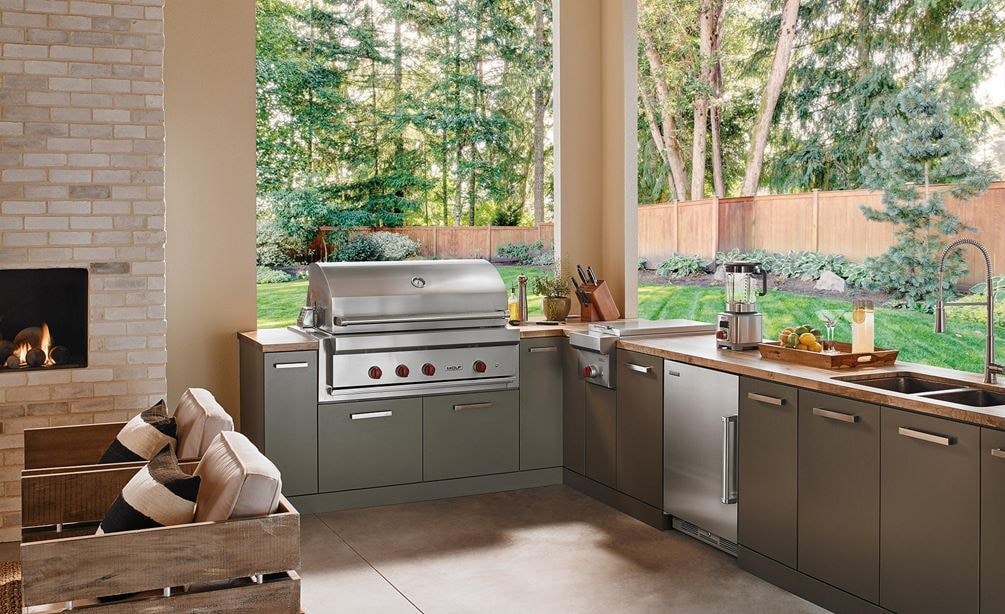 La parrilla de gas para exteriores de 42" Wolf (OG42) exhibida en un espacio de cocina al aire libre contemporáneo que ofrece comodidad y comodidades de cocina profesionales.