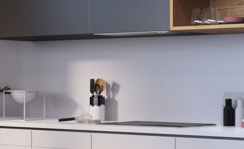 La campana extractora empotrada debajo de los gabinetes de 30" (VU30S) exhibido en un diseño de cocina ultramoderno con gabinetes pulidos