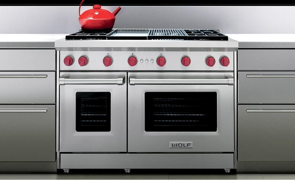 La estufa de gas de 4 quemadores con asadora y plancha infrarrojas de 48" Wolf (GR484CG) exhibida en un diseño de cocina moderno y contemporáneo