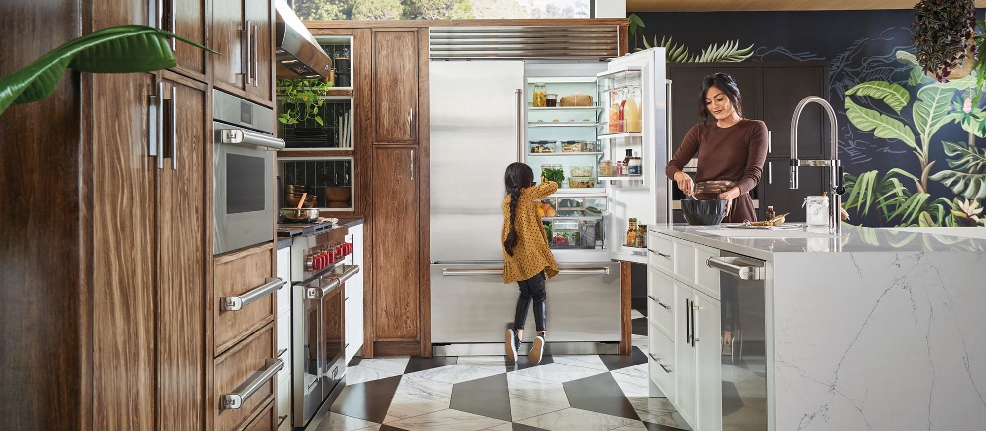 Cocina Sub-Zero con refrigeradores de tamaño completo - Columna de refrigerador de 36” Designer (integrada) y columna de congelador de 18" Designer (integrada)