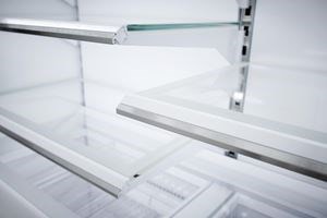 Primer plano de los estantes personalizados iluminados con LED del refrigerador de tamaño completo de la serie Classic Sub-Zero 