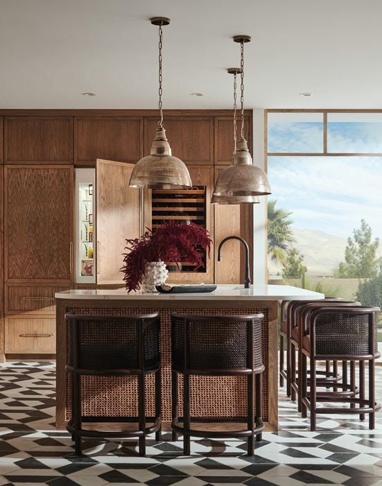 Congelador de columna Sub-Zero de 30" integrable con fabricador de hielo, combinada con un refrigerador alto Sub-Zero de 30" con dispensador interno, mostrados en una cocina moderna, luminosa y abierta