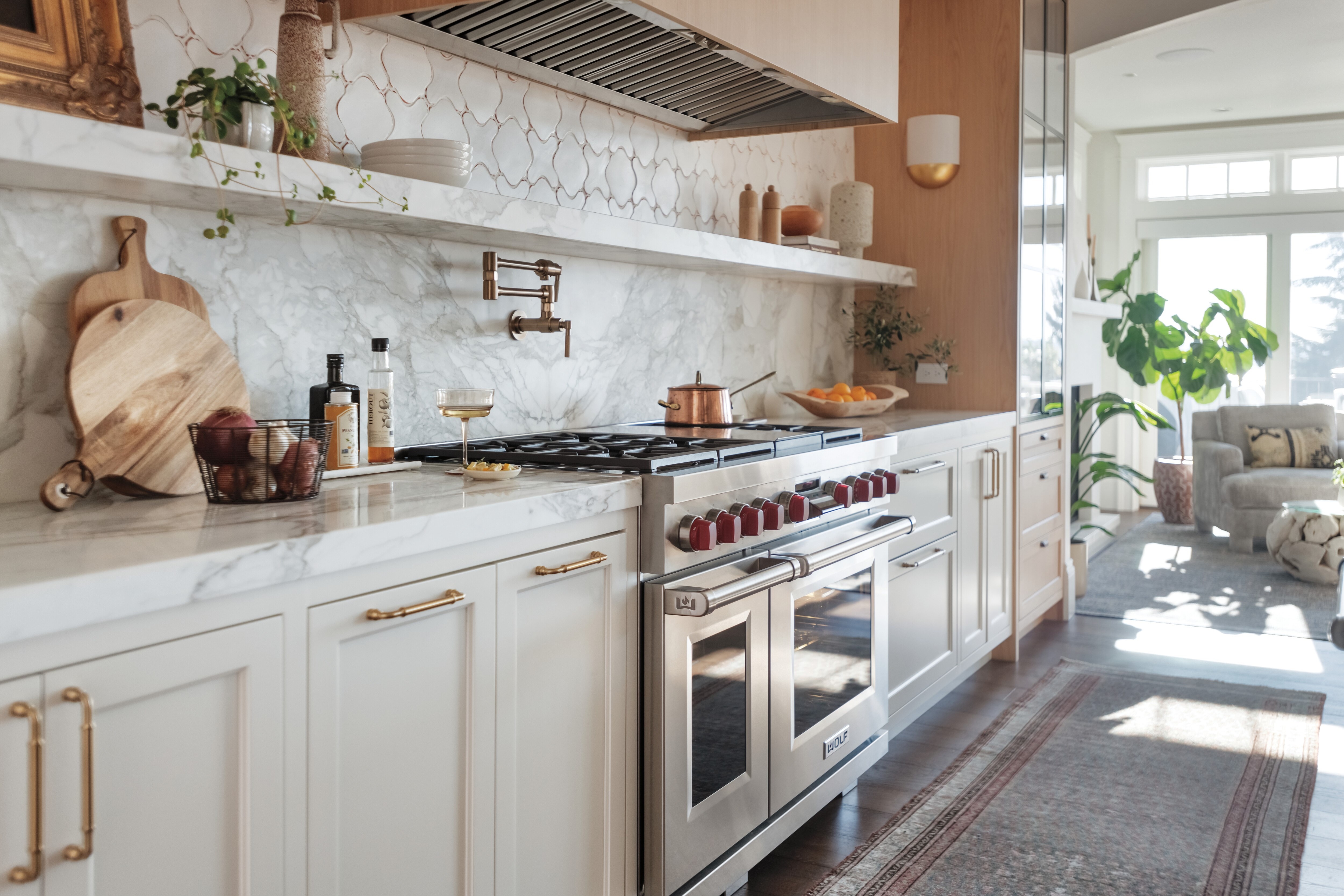 Estufa de energía dual Wolf de 48" mostrada en un diseño de cocina estilo galera personalizada en Seattle
