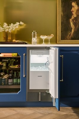Enjoy crystal clear ice cubes that enhance the look and taste of drinks with the Sub-Zero 15" Indoor-Outdoor Clear Ice Maker.