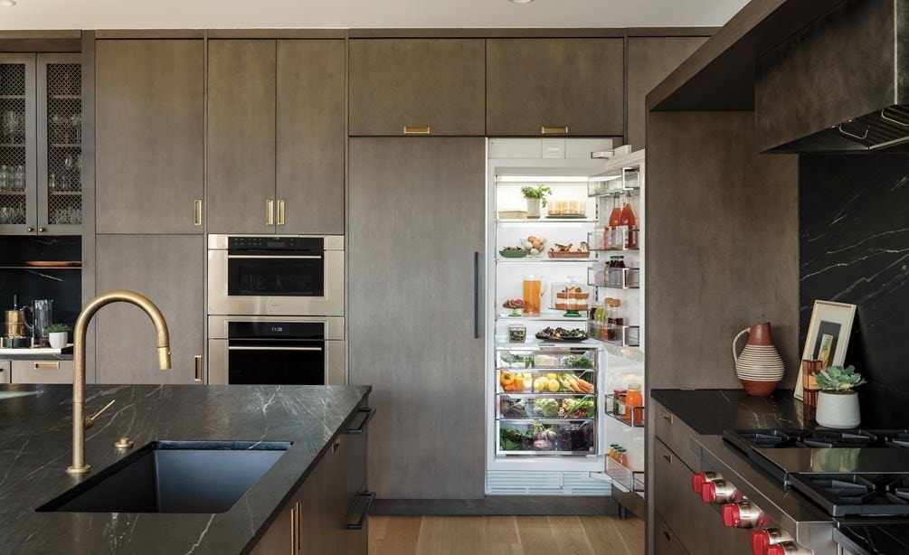 Refrigerador de columna Sub-Zero de 30" con dispensador interno mostrada junto al congelador de columna Sub-Zero 30" con fabricador de hielo que ofrece todo el espacio necesario para mantener los alimentos frescos