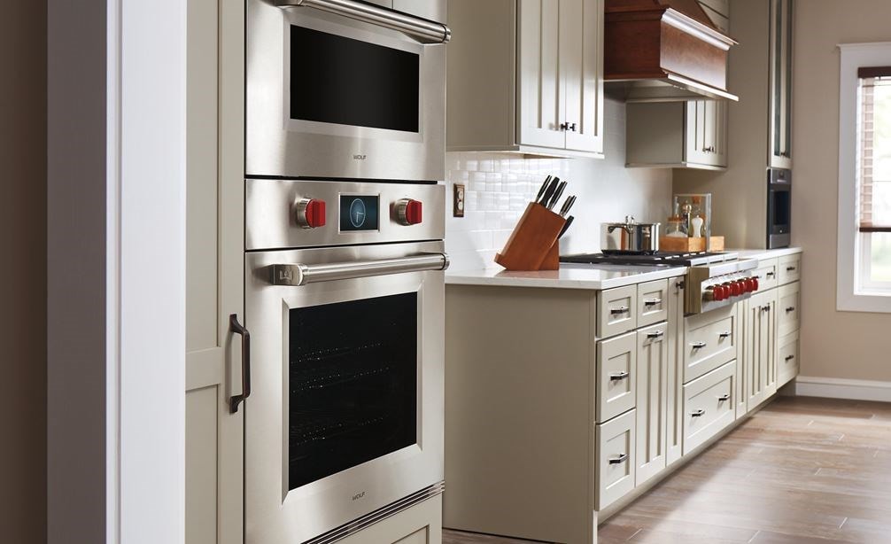 Congelador/refrigerador Designer bajo y sobre mostrador de 30" Sub-Zero con máquina de hacer hielo y dispensador interno compatible con paneles exhibido en un diseño de cocina moderno y elegante. 