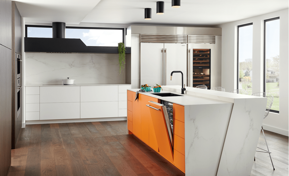 Lavavajillas Cove integrable exhibido en un diseño de cocina minimalista moderna personalizada, con hornos Wolf y refrigeradores Sub-Zero