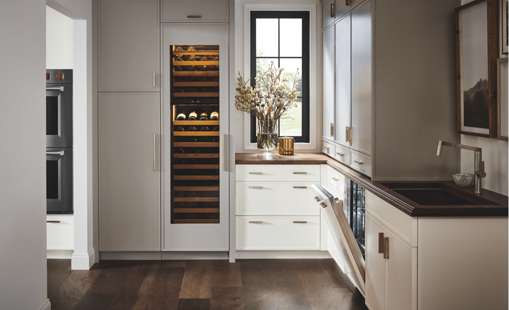 Lavavajillas Cove integrable mostrado en un diseño de cocina personalizada con doble horno Wolf y almacenamiento de vino Sub-Zero