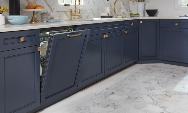 Lavavajillas incorporado Cove de 24” (DW2450WS) con panel personalizado para combinar con los gabinetes de la cocina