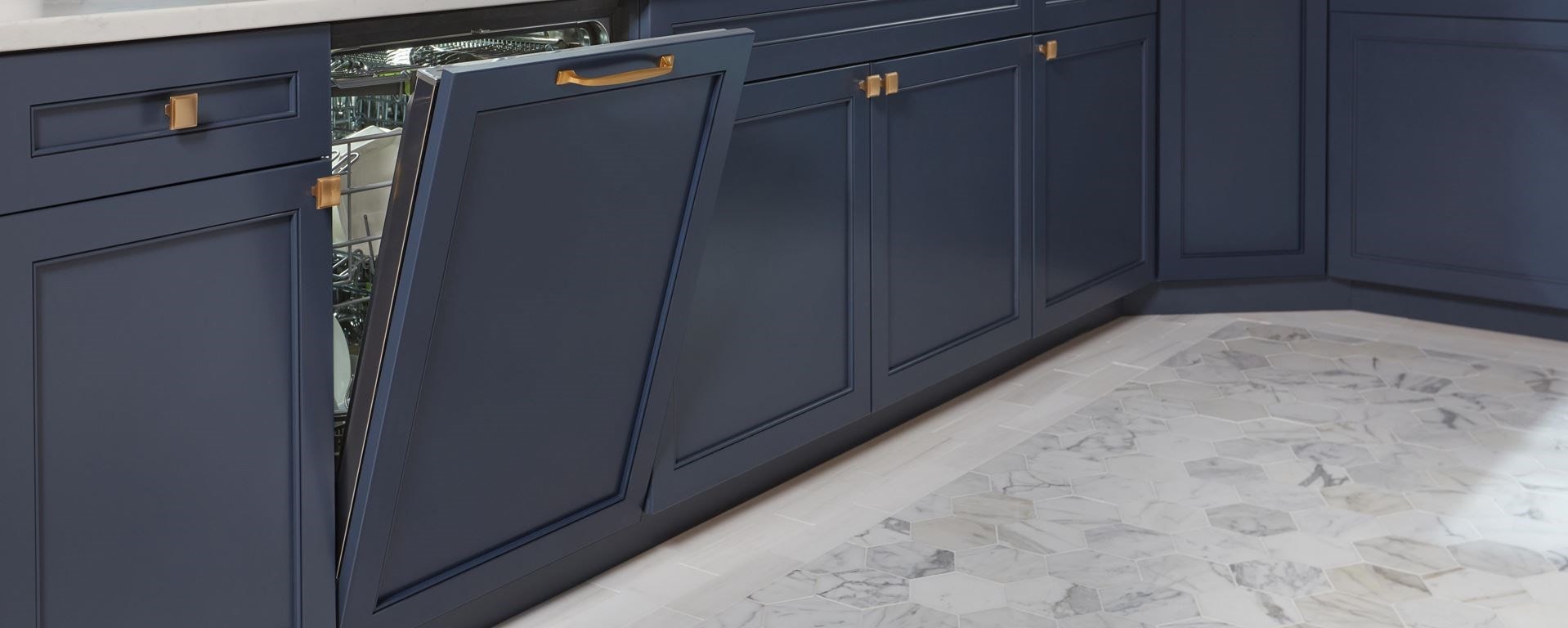 Lavavajillas incorporado Cove de 24” (DW2450WS) con panel personalizado para combinar con los gabinetes de la cocina
