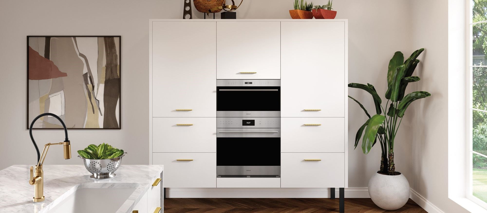 Microondas incorporados Wolf disponibles en cajón, puerta abatible y modelos de apertura lateral que combinan perfectamente con el diseño de su cocina