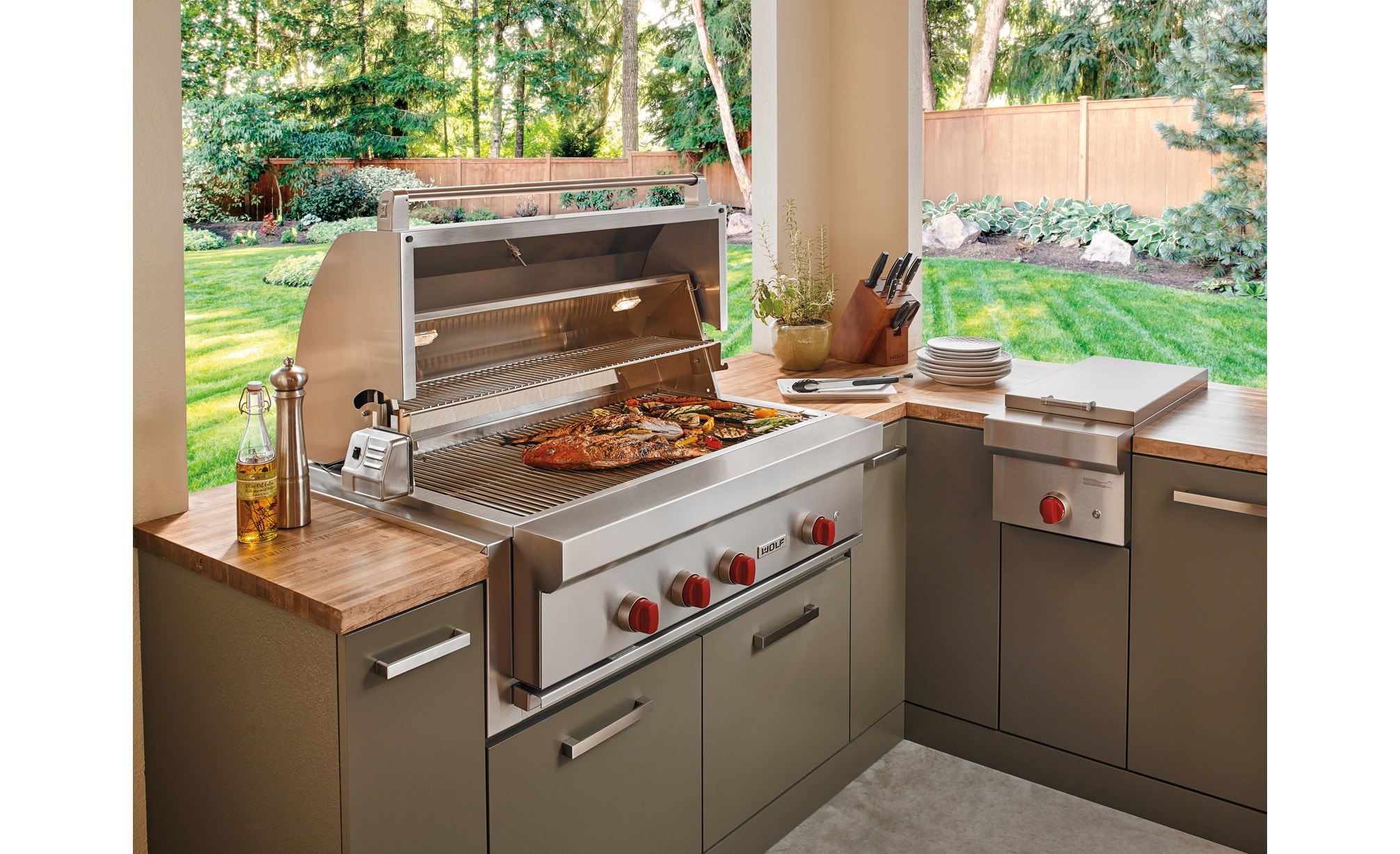 Módulo de quemador empotrado de 13” Wolf (BM13) Quemador lateral de parrilla para exteriores exhibido con parrilla de gas para exteriores de lujo de 42" Wolf (OG42)