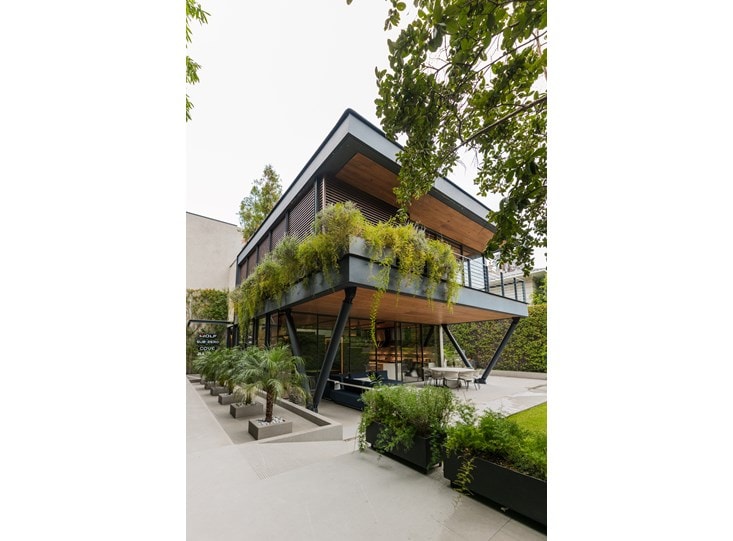 Exterior of the Sub-Zero, Wolf, and Cove Showroom in Mexico City with crawling vines and lush greenery.