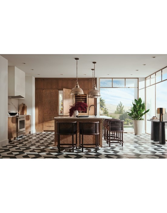 Congelador de columna Sub-Zero de 30" integrable con fabricador de hielo, combinada con un refrigerador alto Sub-Zero de 30" con dispensador interno, mostrados en una cocina moderna, luminosa y abierta