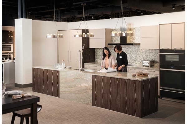 Visite un showroom oficial para hablar con expertos, ver la línea completa de productos y disfrutar de deliciosas demostraciones culinarias.