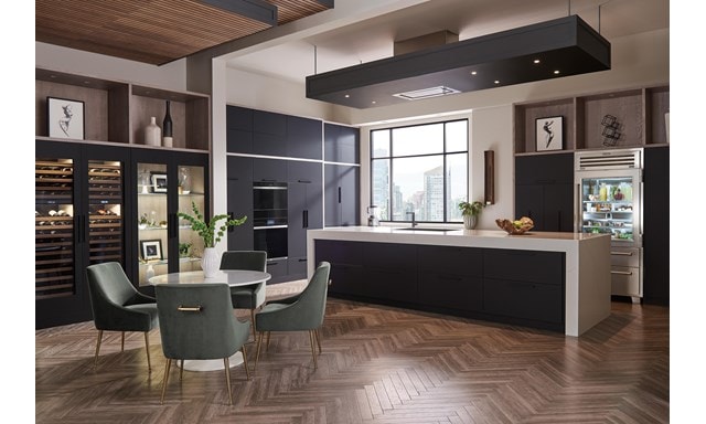 Sofisticado y moderno diseño de cocina a medida con refrigerador Sub-Zero de puerta transparente y horno de vapor de convección de acero inoxidable inoxidable de Wolf