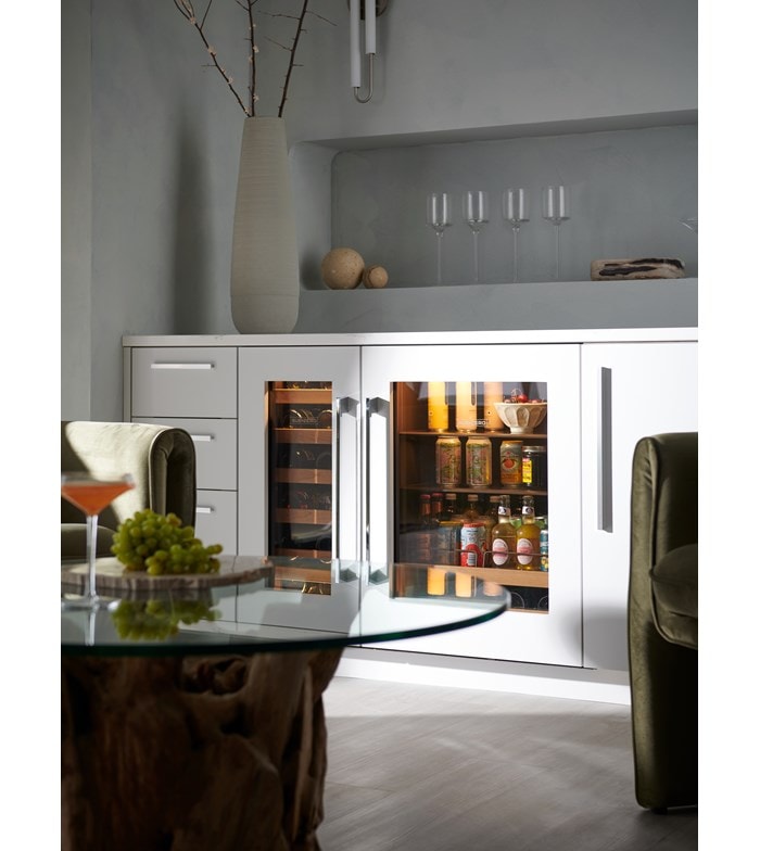 Almacenamiento de vinos bajo mostrador Sub-Zero de la serie Designer de 15", integrable, combinado con un centro de bebidas Sub-Zero Designer con conectividad Wi-Fi en un espacio moderno de diseño europeo minimalista