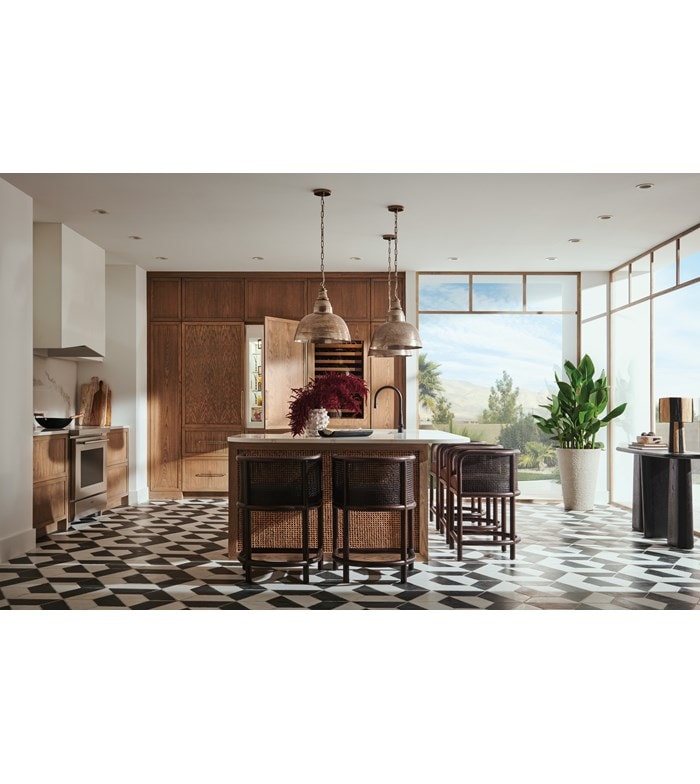 Congelador de columna Sub-Zero de 30" integrable con fabricador de hielo, combinada con un refrigerador alto Sub-Zero de 30" con dispensador interno, mostrados en una cocina moderna, luminosa y abierta