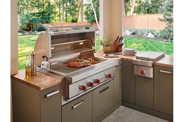Módulo de quemador empotrado de 13” Wolf (BM13) Quemador lateral de parrilla para exteriores exhibido con parrilla de gas para exteriores de lujo de 42" Wolf (OG42)