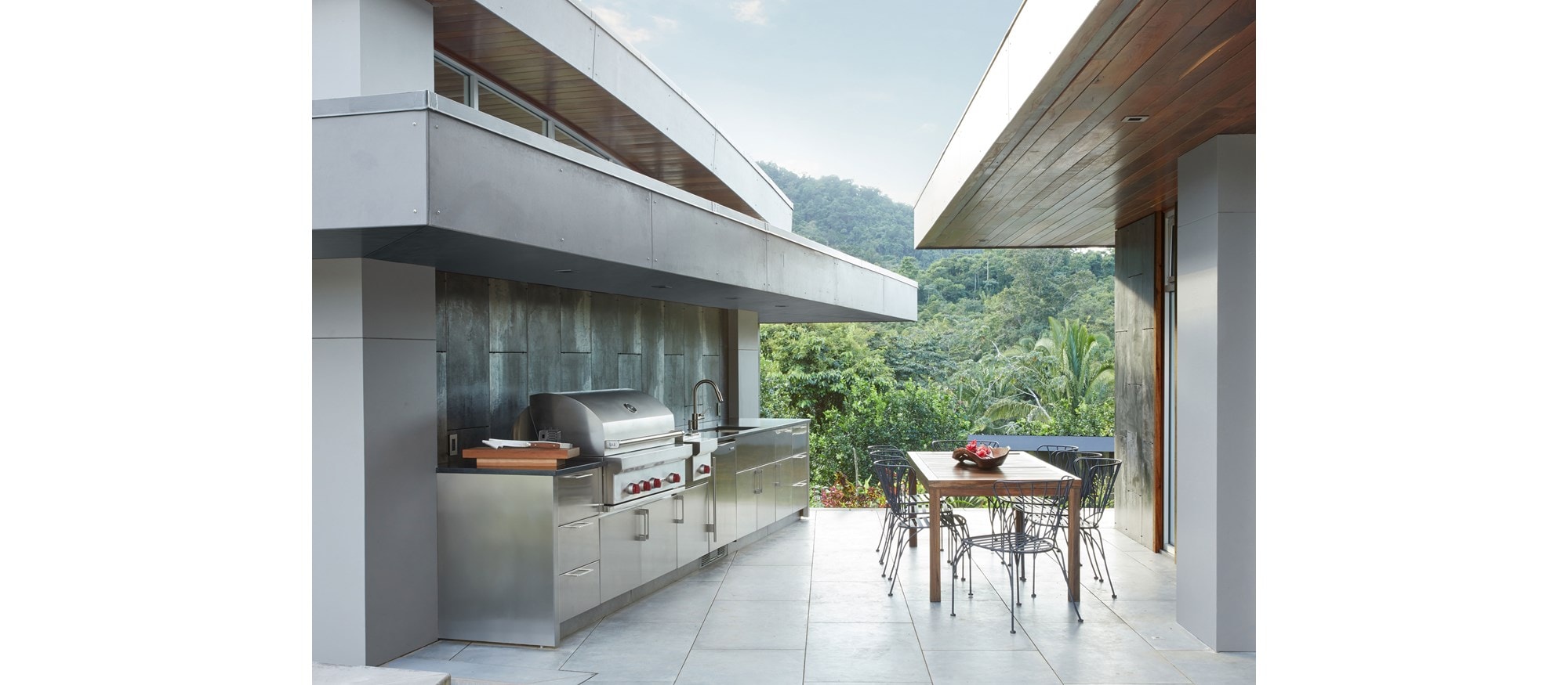 La parrilla de gas para exteriores de 42” Wolf (OG42) esculpida en acero inoxidable de doble pared para una resistencia perfecta y un acabado pulido para cualquier espacio exterior.