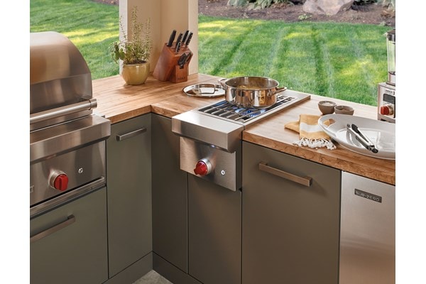 Módulo de quemador empotrado de 13” Wolf (BM13) Quemador lateral de parrilla al aire libre exhibido con fabricador de hielo de 15” Sub-Zero compatible con paneles (UC-15IO)