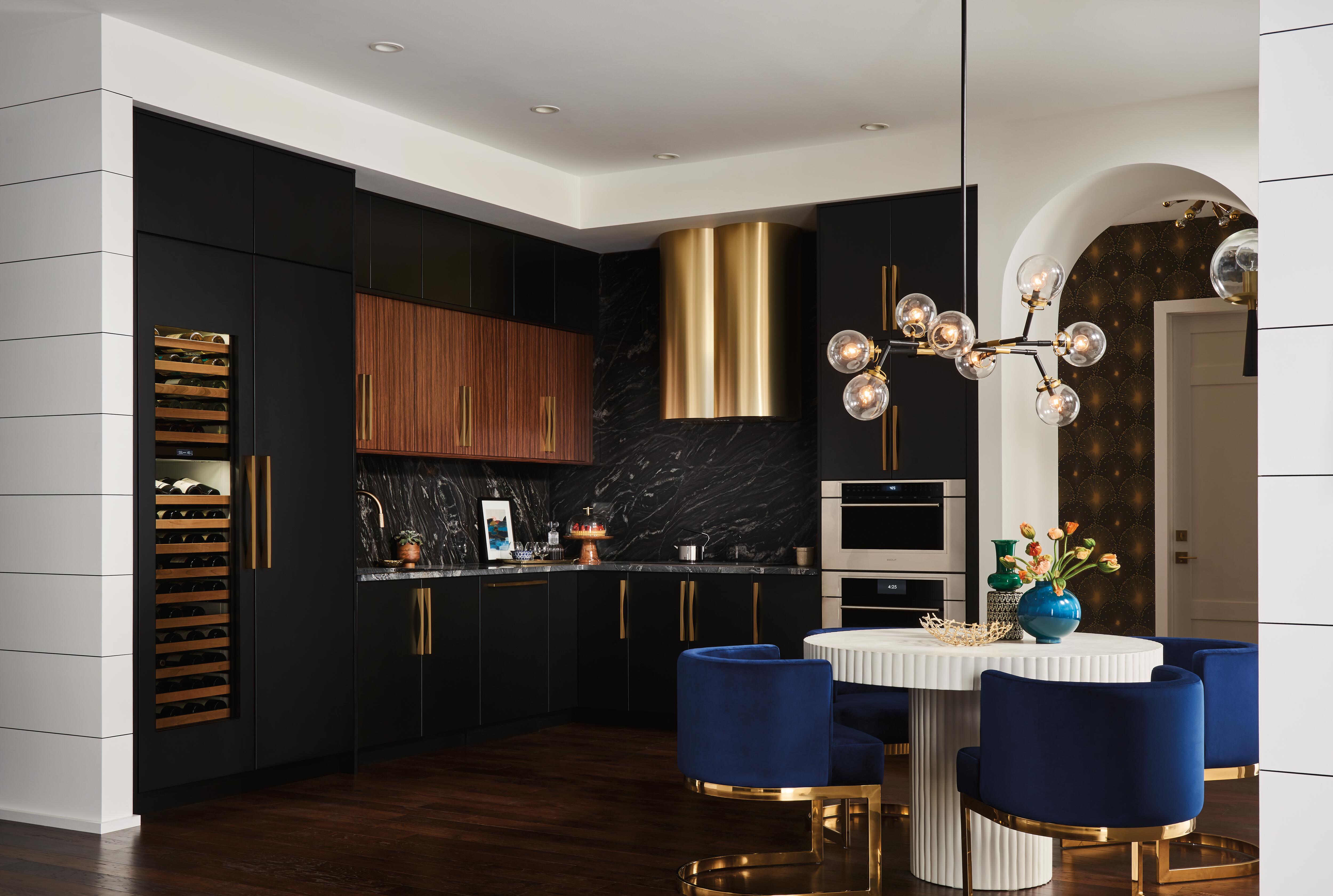 Diseño moderno de cocina personalizado de gran altura con vinoteca de la serie Designer de Sub-Zero, speed oven contemporáneo de Wolf y lavavajillas Cove