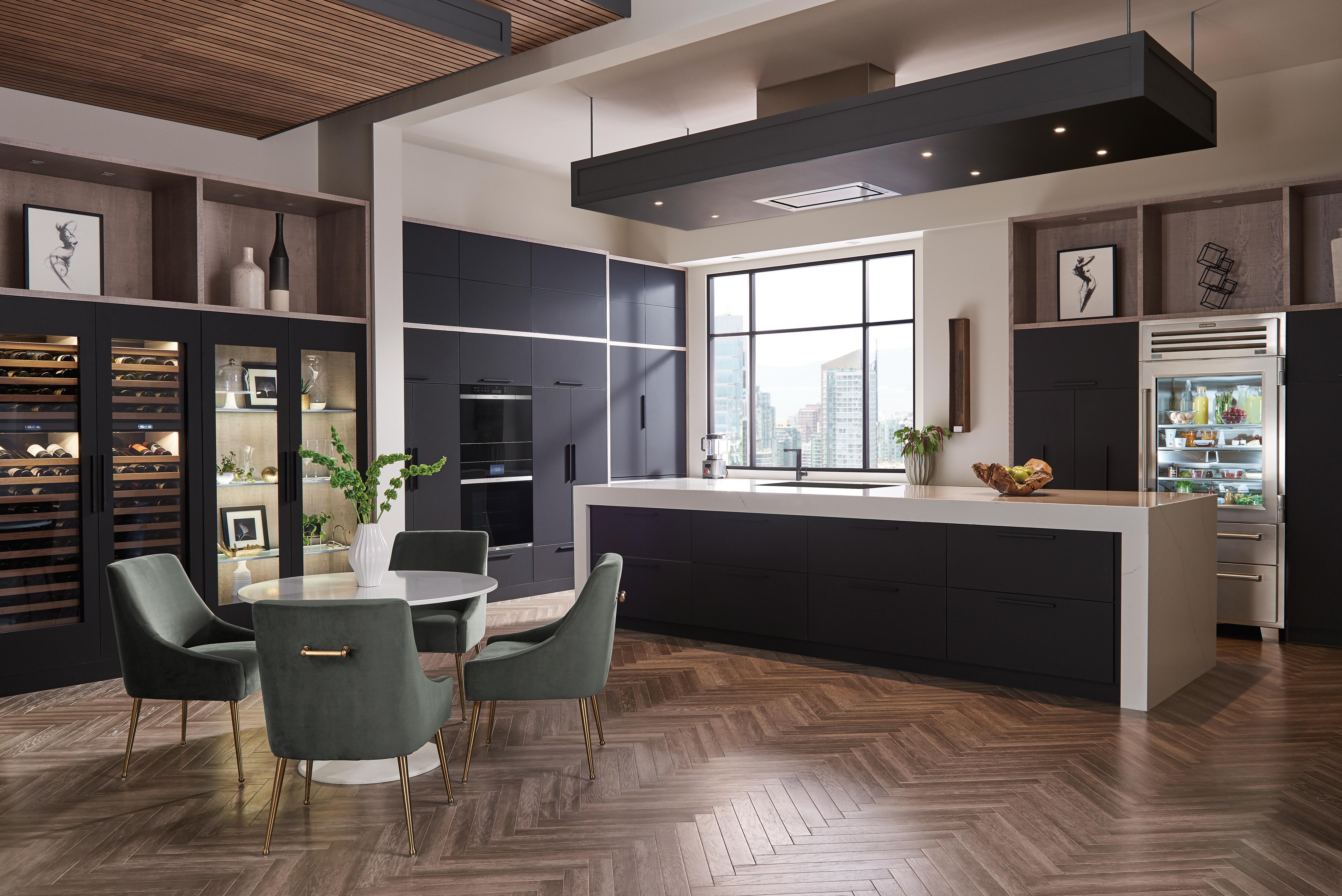 Sofisticado y moderno diseño de cocina a medida con refrigerador Sub-Zero de puerta transparente y horno de vapor de convección de acero inoxidable inoxidable de Wolf