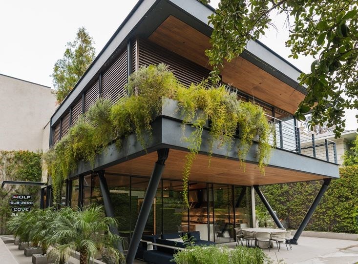 Exterior of the Sub-Zero, Wolf, and Cove Showroom in Mexico City with crawling vines and lush greenery.