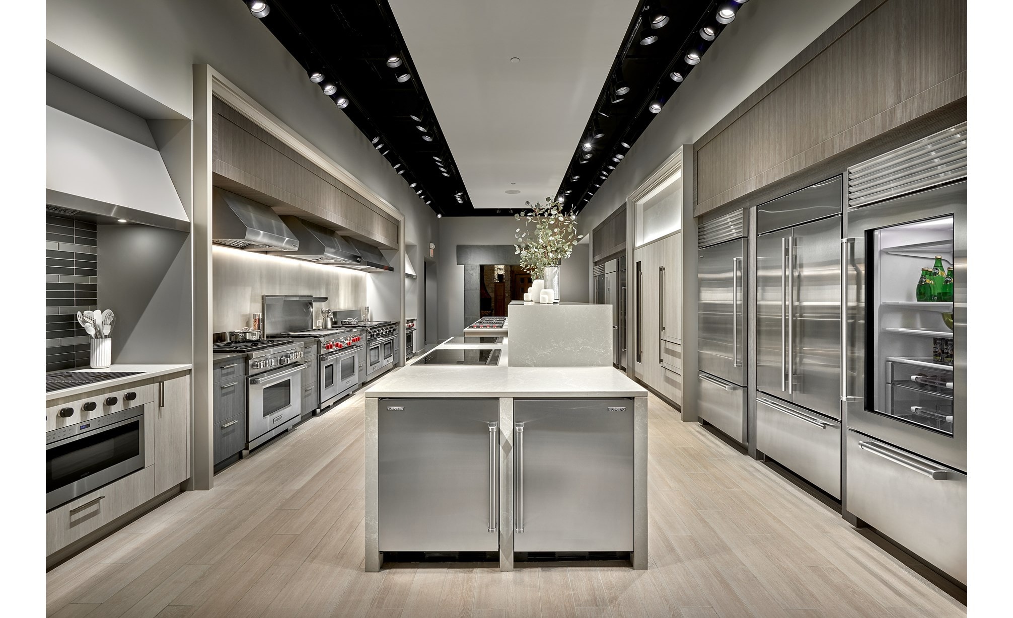 Haga realidad la cocina de sus sueños con electrodomésticos de lujo que reflejan su estilo en el showroom de Sub-Zero, Wolf y Cove en el área metropolitana de Glendale Heights, Illinois.