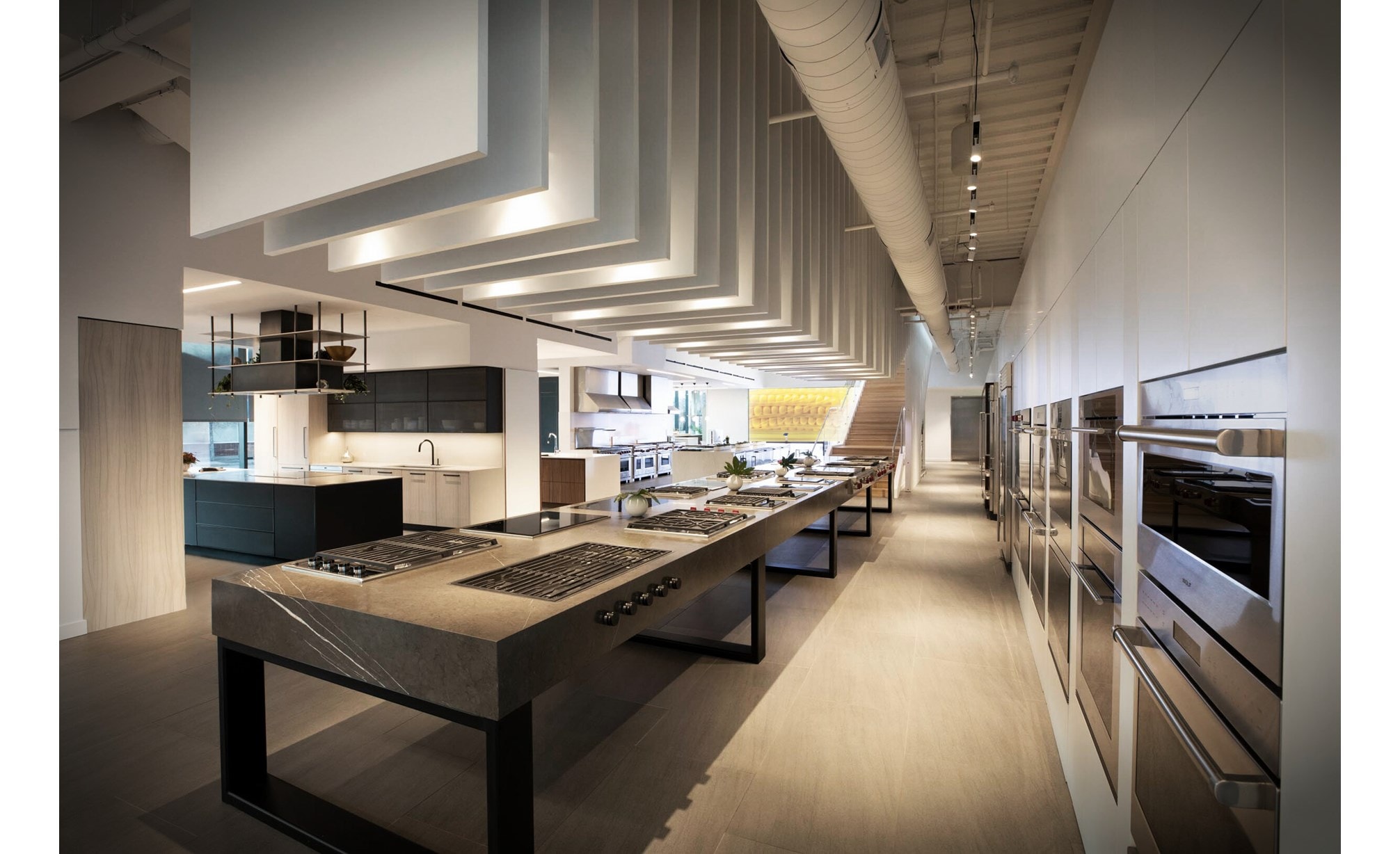 Haga realidad la cocina de sus sueños con electrodomésticos de lujo que reflejan su estilo en el showroom de Sub-Zero, Wolf y Cove en el área metropolitana de Denver, Colorado.