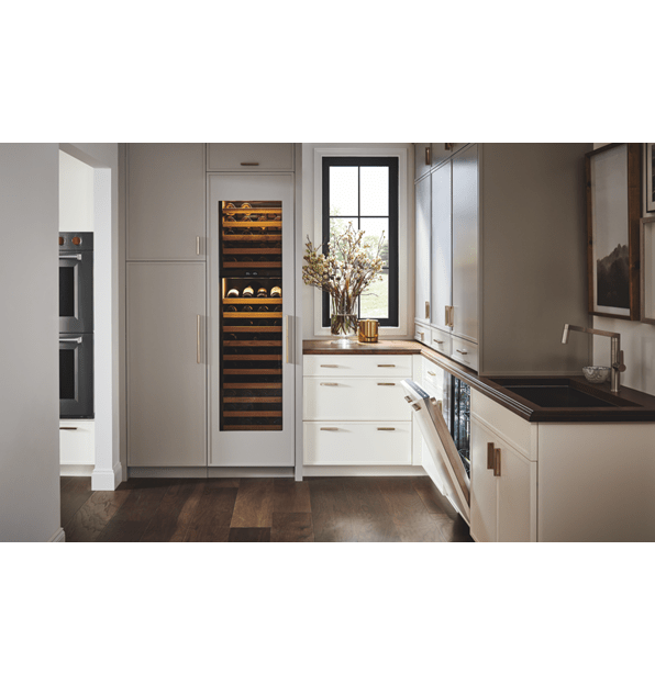 Lavavajillas Cove integrable mostrado en un diseño de cocina personalizada con doble horno Wolf y almacenamiento de vino Sub-Zero