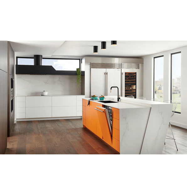 Lavavajillas Cove integrable exhibido en un diseño de cocina minimalista moderna personalizada, con hornos Wolf y refrigeradores Sub-Zero