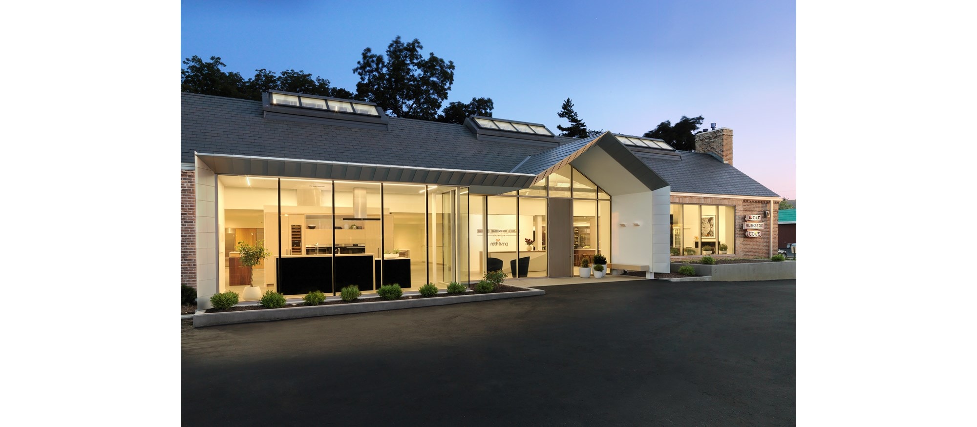 Explore a full range of functional kitchen vignettes at the Sub-Zero, Wolf and Cove Showroom in St. Louis, Missouri