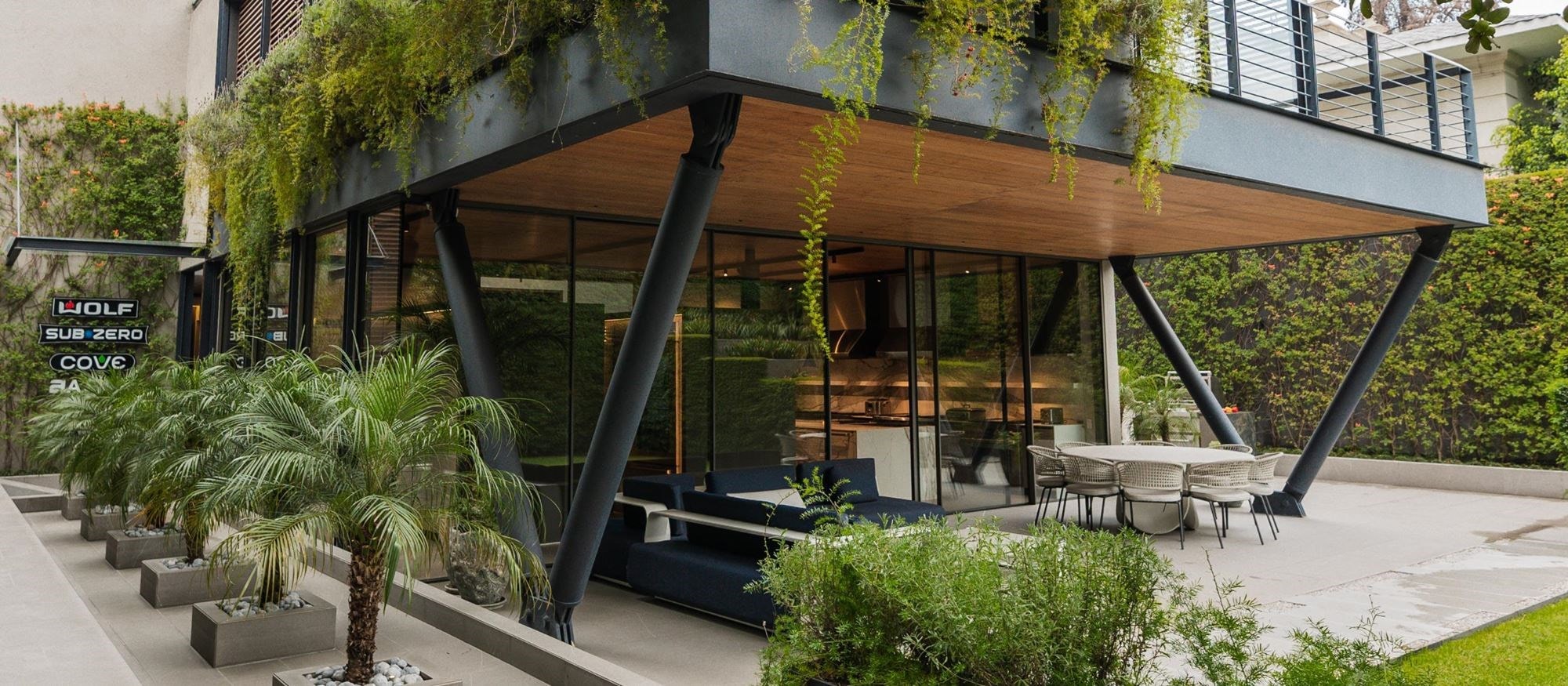 Exterior of the Sub-Zero, Wolf, and Cove Showroom in Mexico City with crawling vines and lush greenery.
