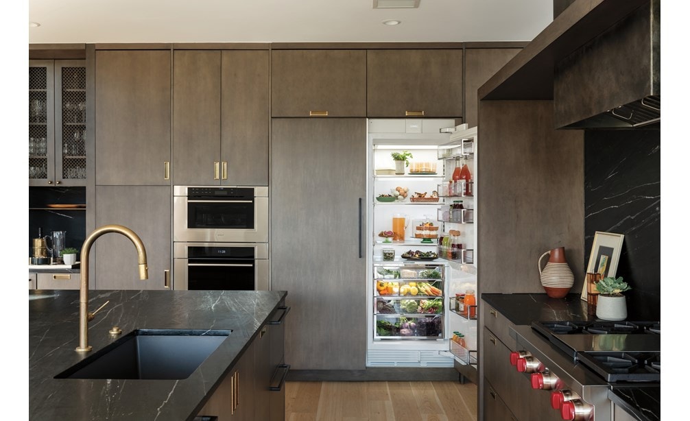 Refrigerador de columna Sub-Zero de 30" con dispensador interno mostrada junto al congelador de columna Sub-Zero 30" con fabricador de hielo que ofrece todo el espacio necesario para mantener los alimentos frescos