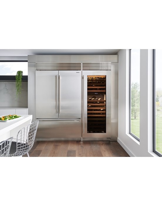 Refrigerador congelador Sub-Zero Classic de 48" con puerta francesa junto a un almacenamiento de vinos Sub-Zero Classic de 30" con capacidad para 146 botellas, en una cocina europea atemporal.