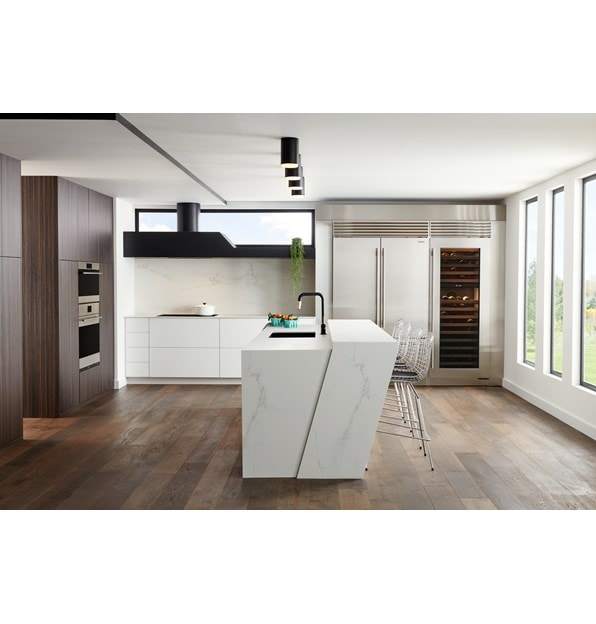Refrigerador congelador de 48" con puertas francesas de la serie Classic en acero inoxidable se integra a la perfección en este diseño de cocina moderna y elegante de estilo europeo, con una gran isla de mármol blanco.