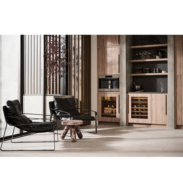 Centro de bebidas empotrado Sub-Zero de la serie Designer con conectividad Wi-Fi combina a la perfección en este sofisticado espacio de lujo de alta gama