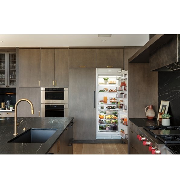 Refrigerador de columna Sub-Zero de 30" con dispensador interno mostrada junto al congelador de columna Sub-Zero 30" con fabricador de hielo que ofrece todo el espacio necesario para mantener los alimentos frescos