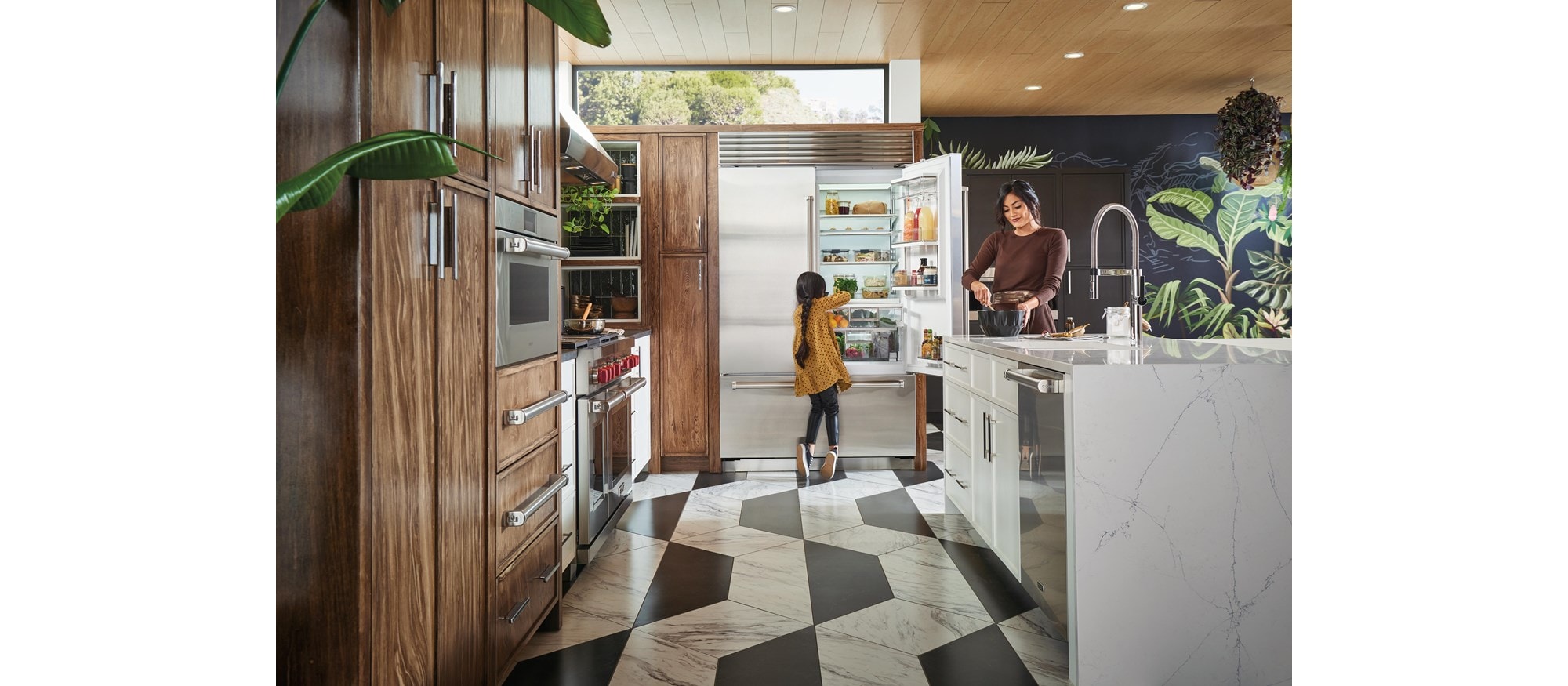 Cocina Sub-Zero con refrigeradores de tamaño completo - Columna de refrigerador de 36” Designer (integrada) y columna de congelador de 18" Designer (integrada)