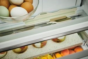 Estante nanorevestido de la serie Sub-Zero Designer que muestra un líquido derramado 