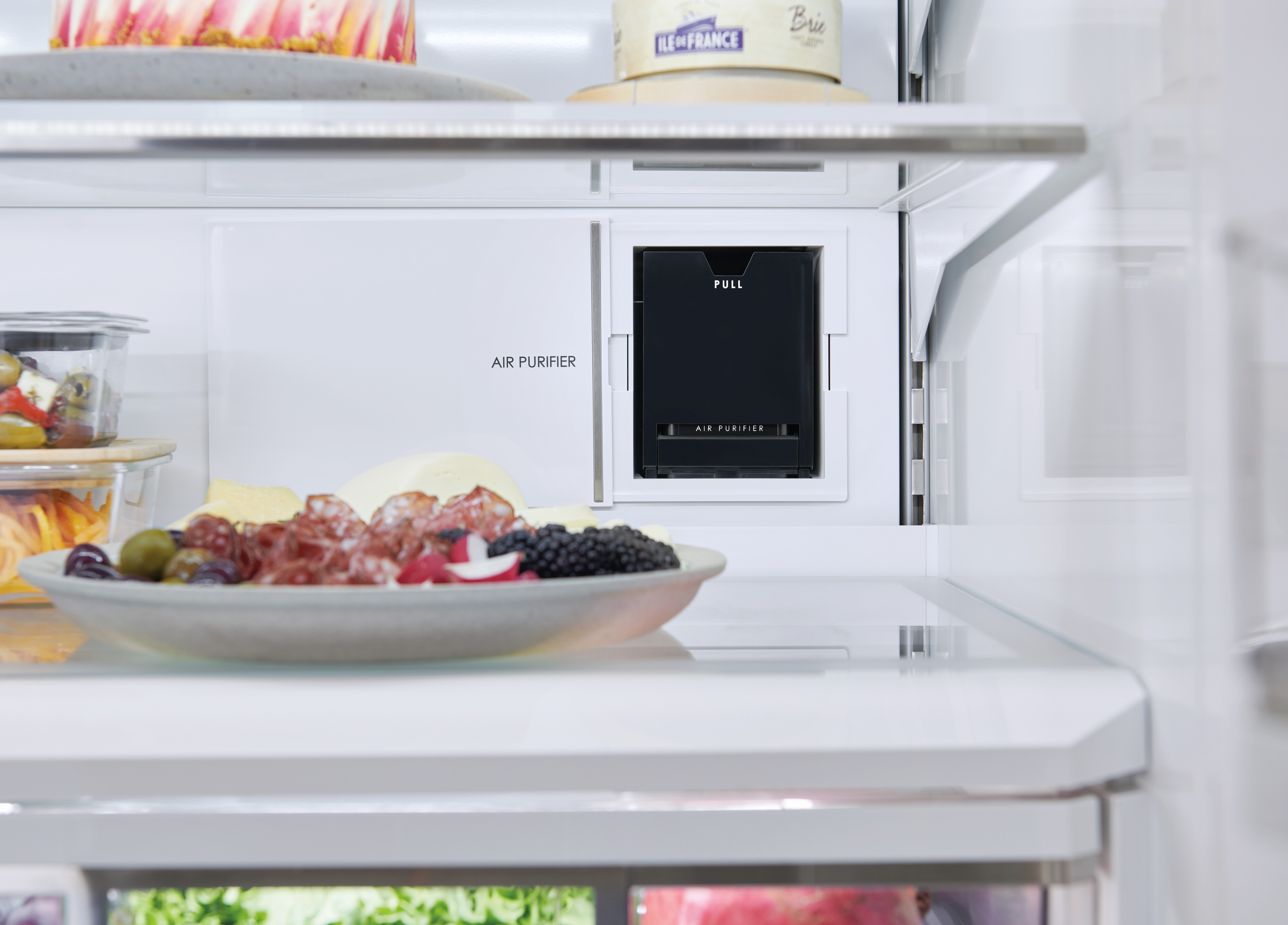 La ubicación del cartucho de purificación de aire de la serie Sub-Zero Classic que se muestra en la parte posterior de la estantería del refrigerador