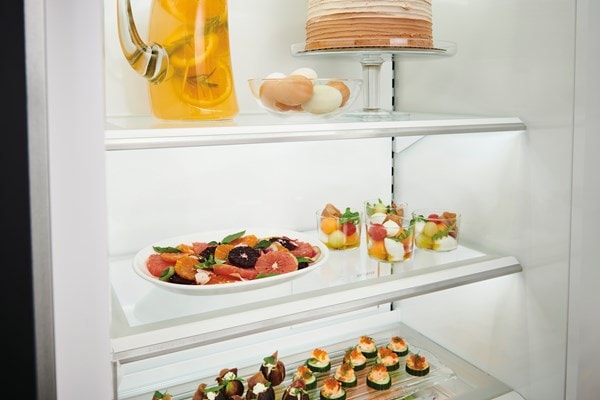 Primer plano de los estantes personalizados iluminados con LED del refrigerador de tamaño completo de la serie Classic Sub-Zero