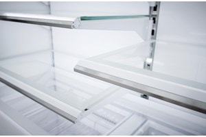 Primer plano de los estantes personalizados iluminados con LED del refrigerador de tamaño completo de la serie Classic Sub-Zero 