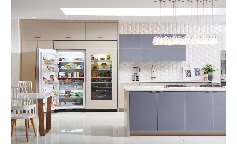 Vista interior de congelador Classic de 36” Sub-Zero Classic compatible con paneles (BI-36F/O) y refrigerador con puerta de vidrio Classic de 36” compatible con paneles (BI-36RG/O)