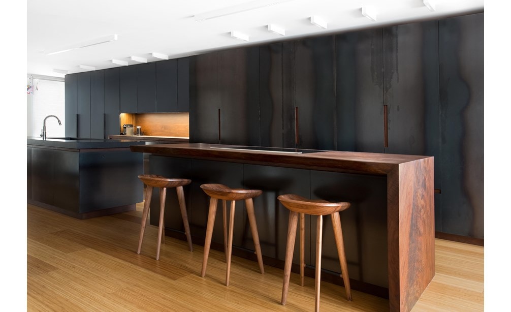 Impresionante cocina “Blue Steel” diseñada por Eduardo Carrera. Incluye modelos de refrigerador Sub-Zero ICBIC-24FI, ICBIC-24R, ICBID-30C. 